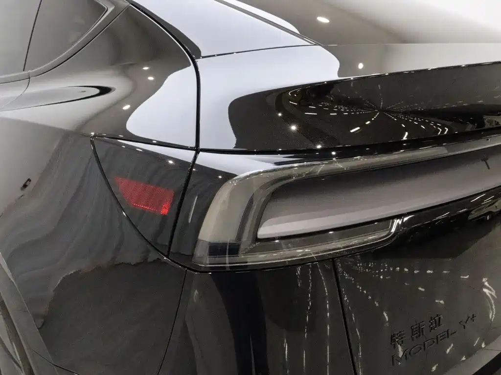 Tesla Model Y — миниатюра 21