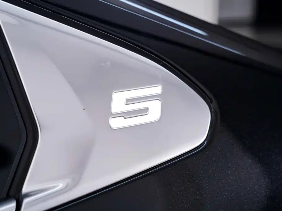 BMW 5 Series — миниатюра 32