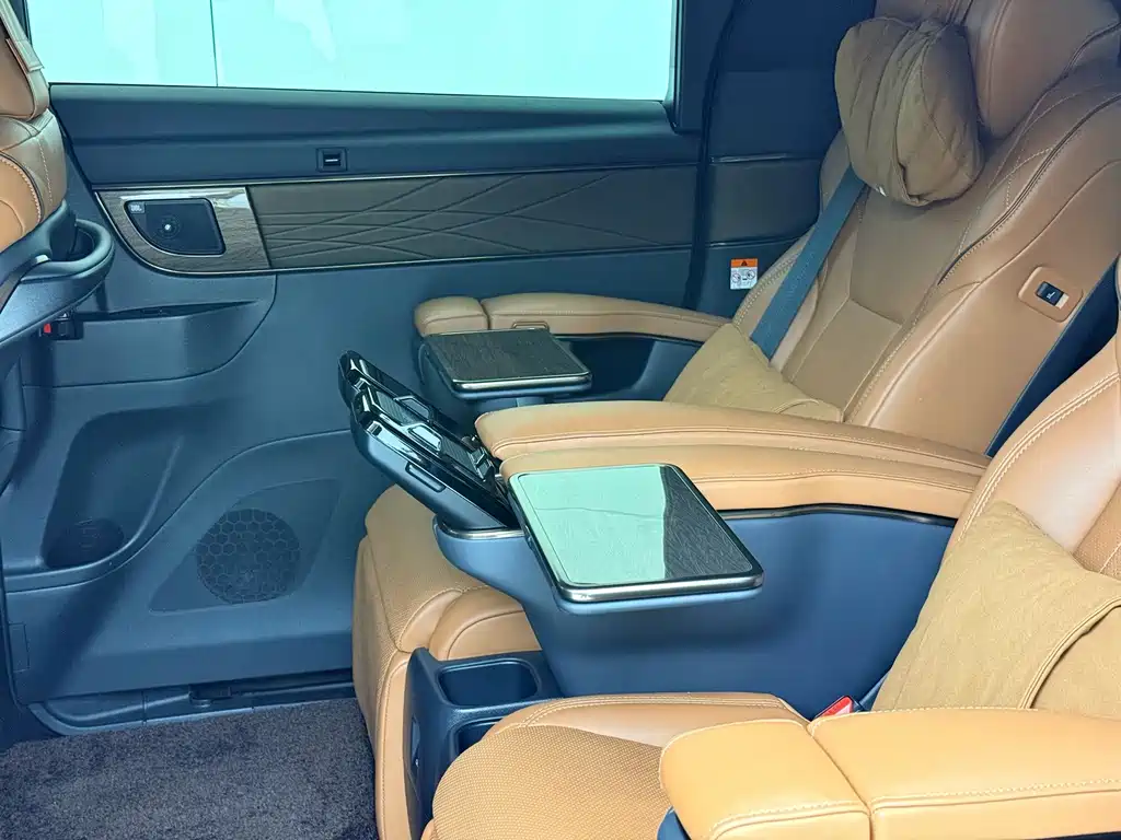 Toyota Alphard — миниатюра 9