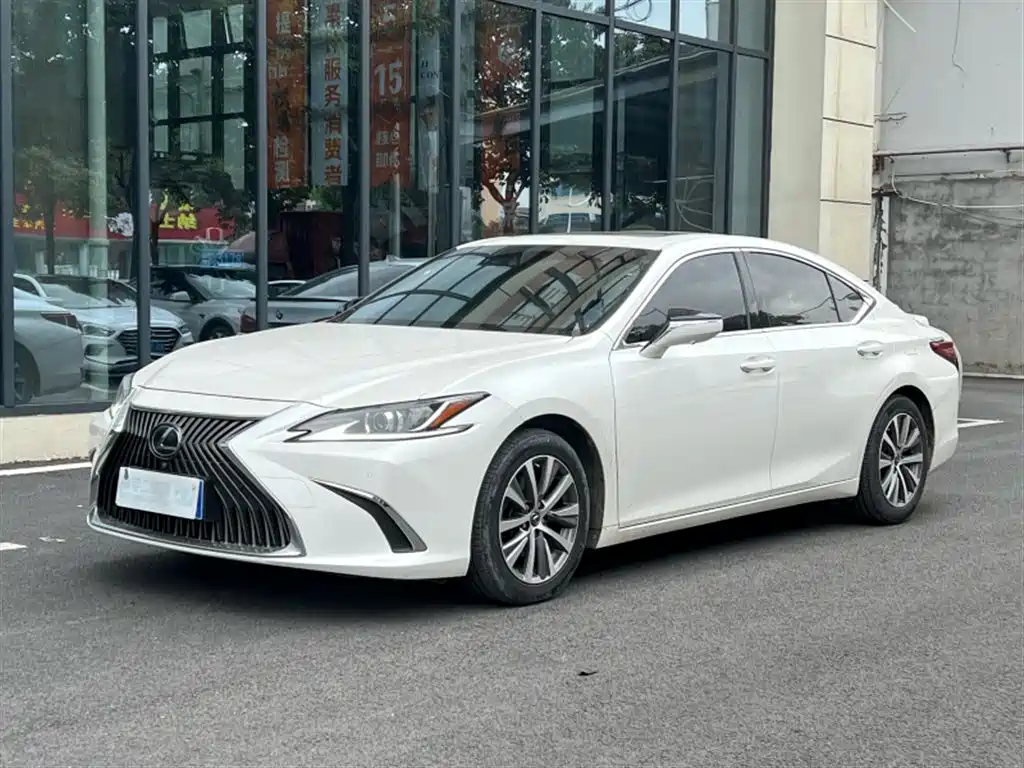 Lexus ES 2019