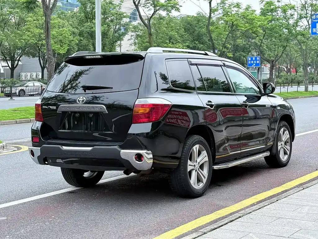 Toyota Highlander 2011 2.7L 7 мест Elite