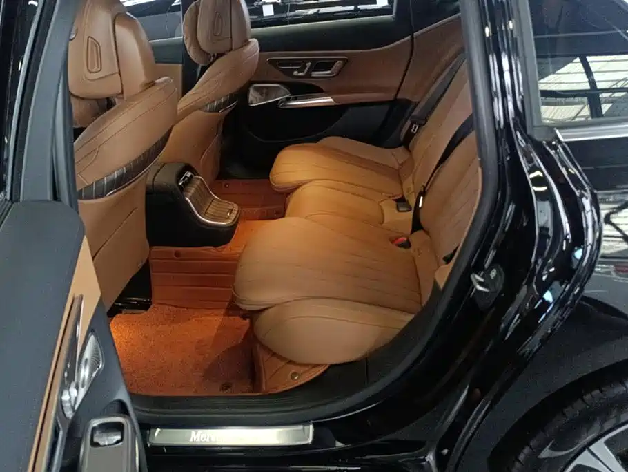 Mercedes-Benz E-Class — миниатюра 11