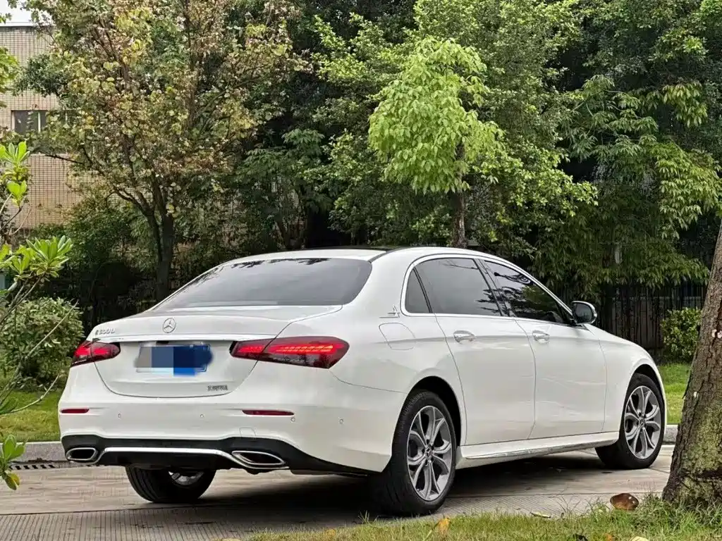 Mercedes-Benz E-Class — миниатюра 9