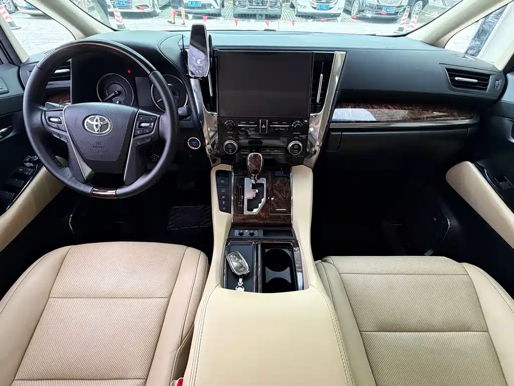 Toyota Alphard — миниатюра 11
