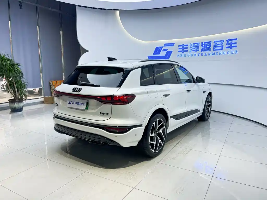 AUDI Q6L E TRON
