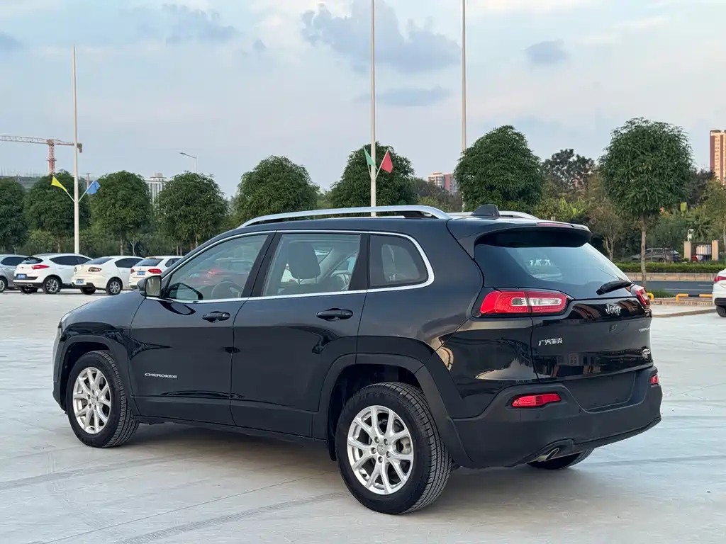 Jeep Cherokee — миниатюра 7