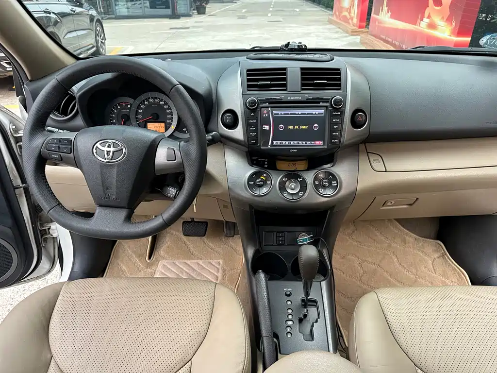 Toyota RAV4 — миниатюра 8