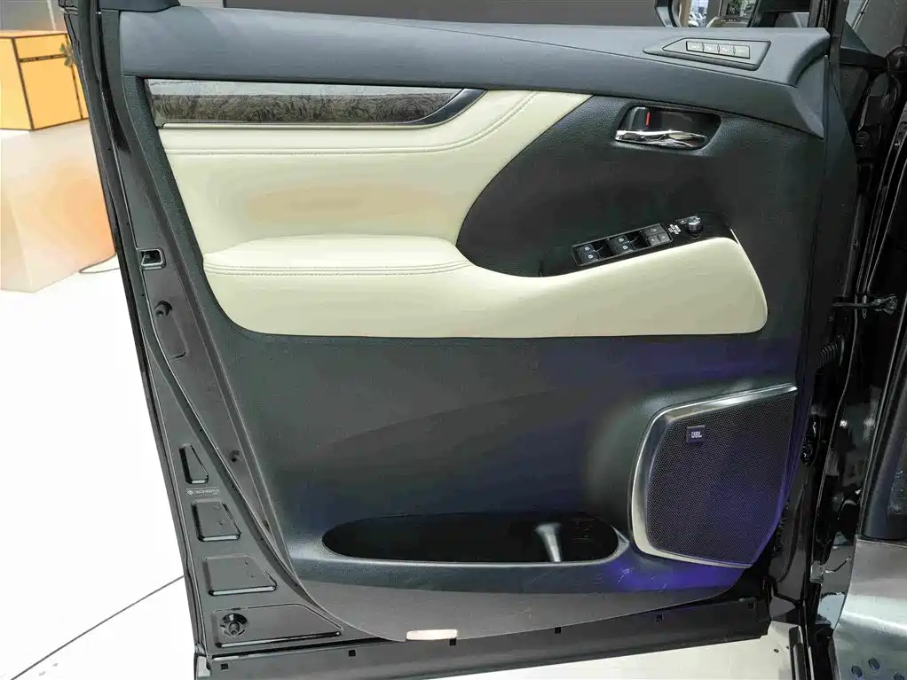 Toyota Alphard — миниатюра 16