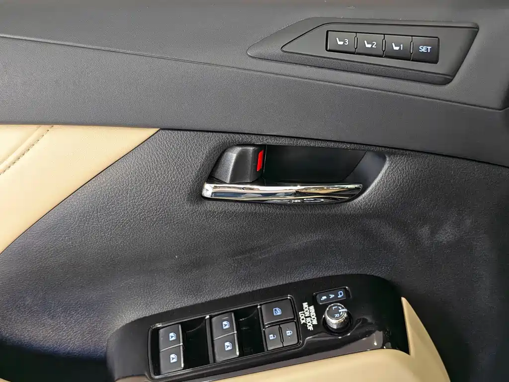 Toyota Alphard — миниатюра 12