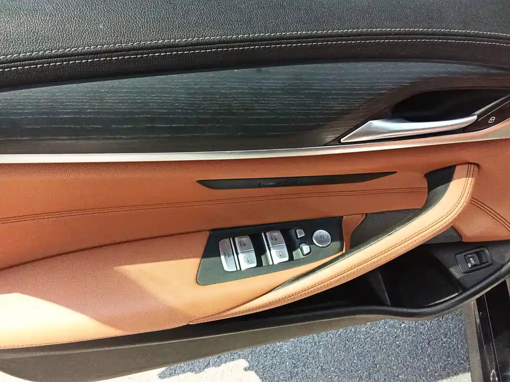 BMW 5 Series — миниатюра 12
