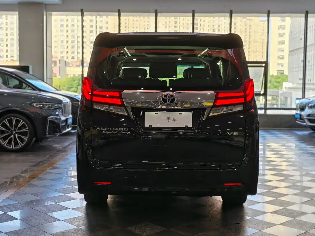 Toyota Alphard — миниатюра 15