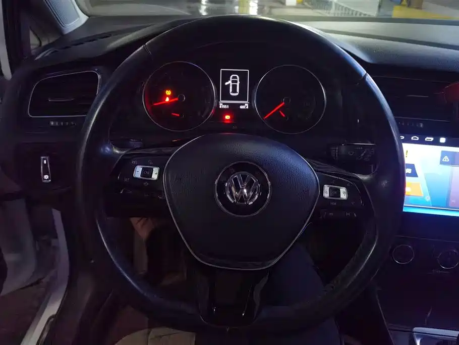 VOLKSWAGEN GOLF