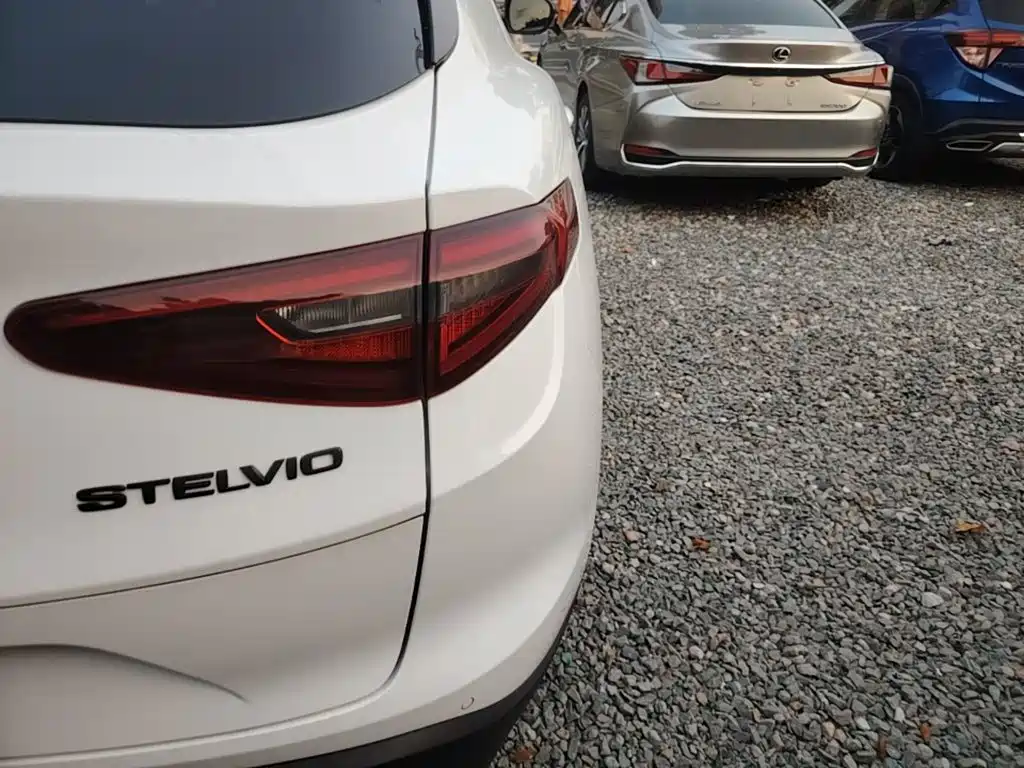 Alfa Romeo Stelvio — миниатюра 8