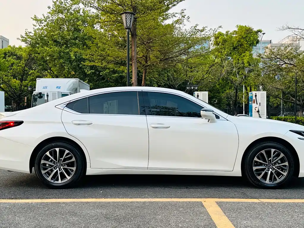 Lexus ES — миниатюра 12