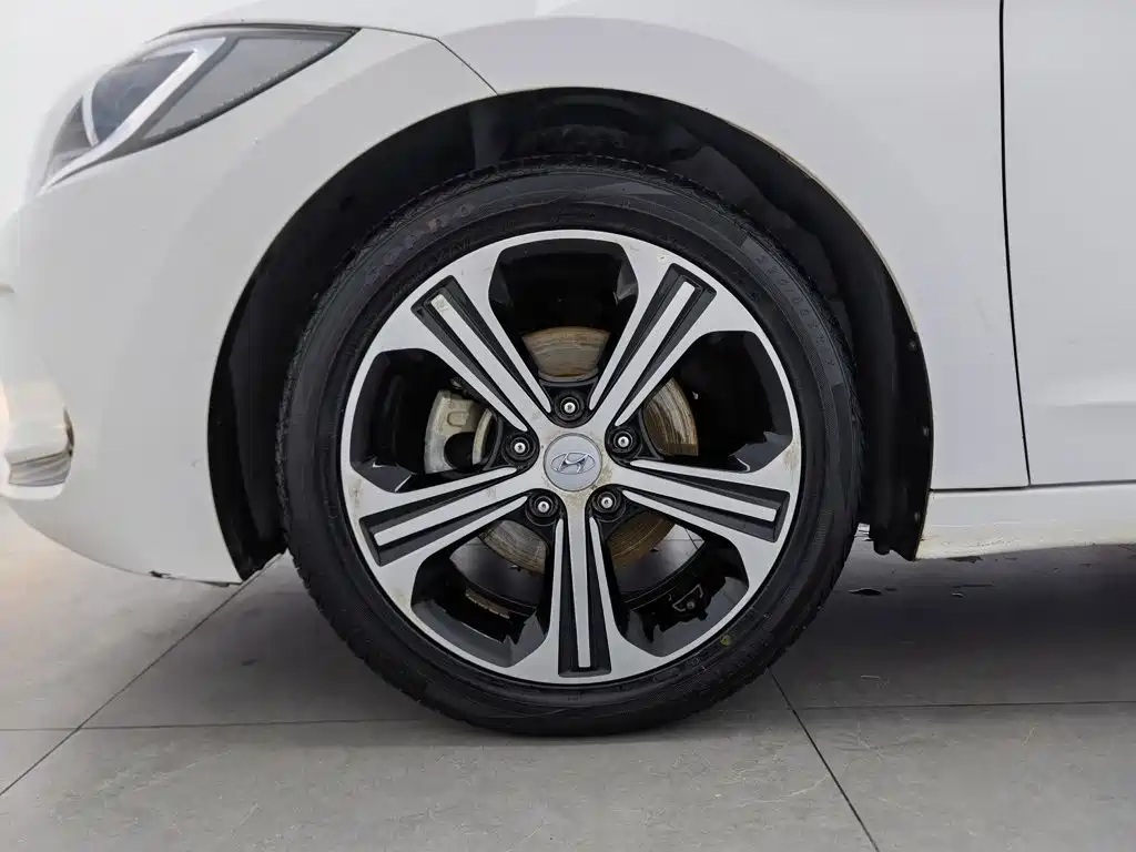 Hyundai Elantra — миниатюра 17