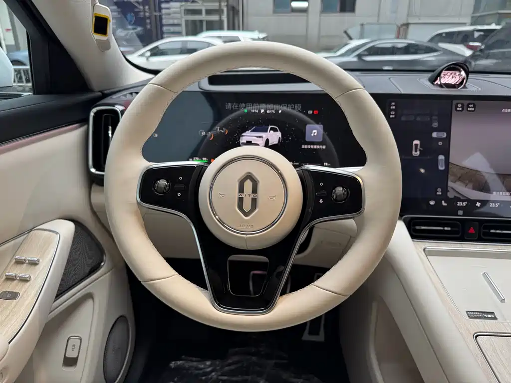 AITO ASK THE WORLD M8