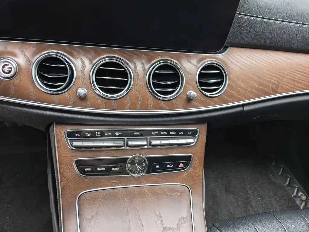 Mercedes-Benz E-Class — миниатюра 12