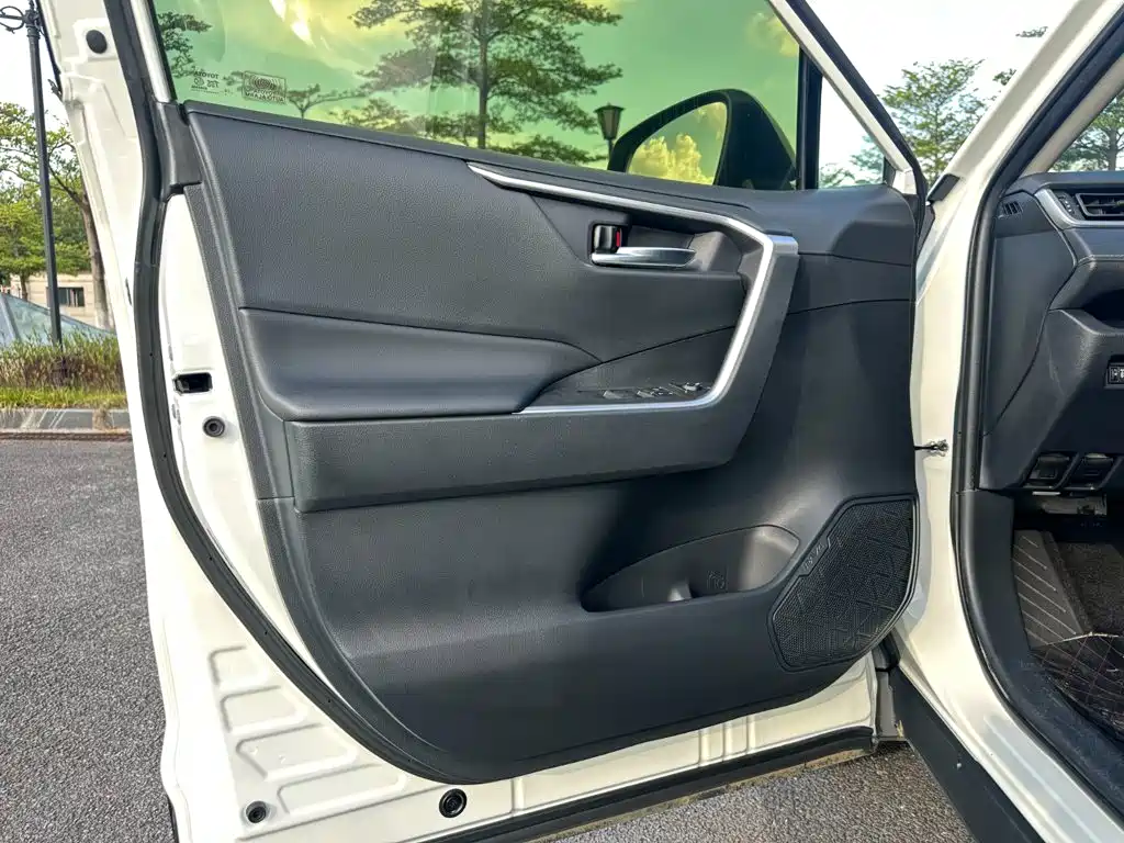 Toyota RAV4 — миниатюра 4