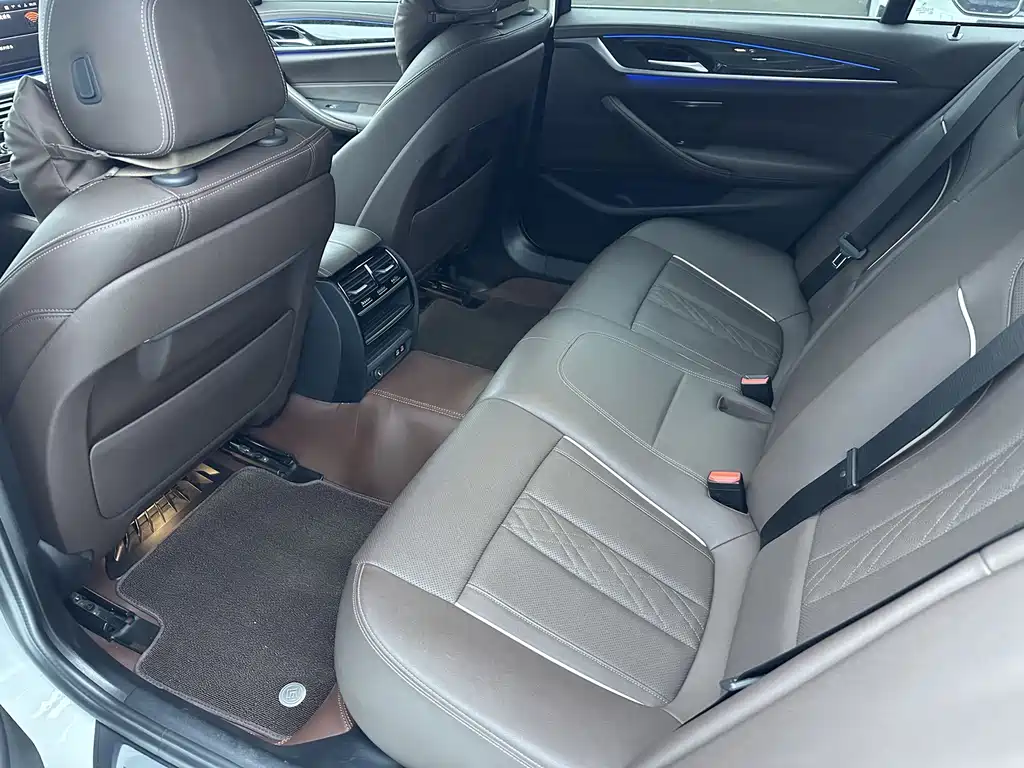 BMW 5 Series — миниатюра 7