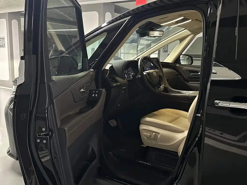 Toyota Alphard — миниатюра 7