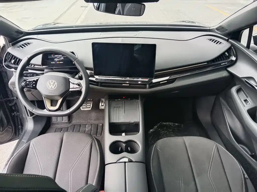 VOLKSWAGEN WITH THE CROWD 06