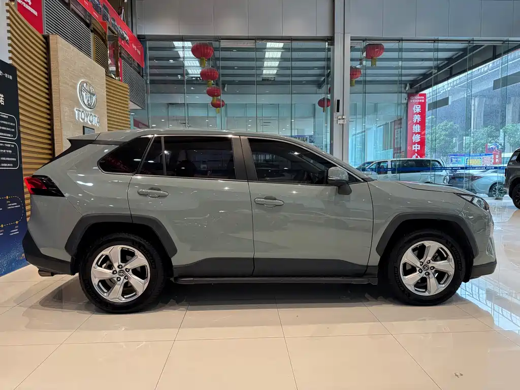 Toyota RAV4 — миниатюра 5