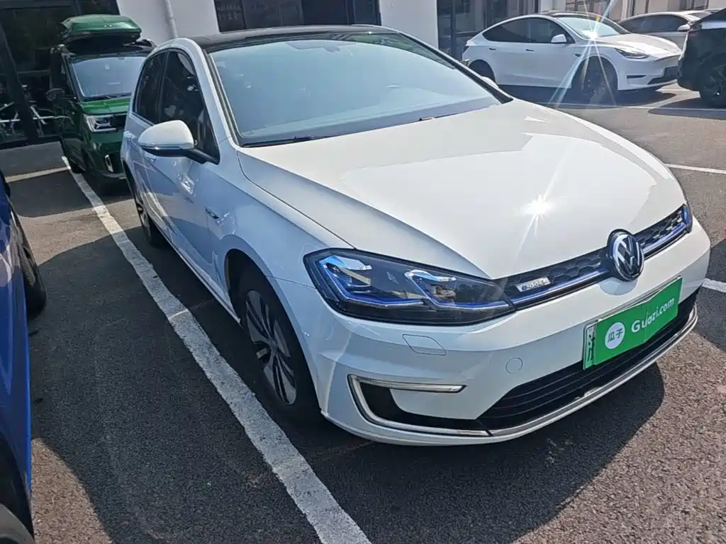 Volkswagen Golf ·