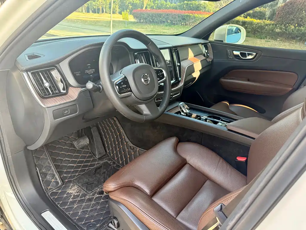 Volvo XC60 2023 B5 Luxury