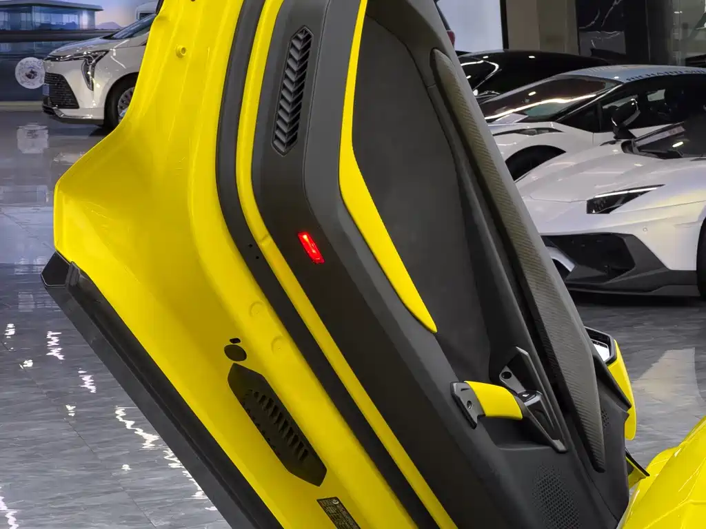 Lamborghini Revuelto — миниатюра 16