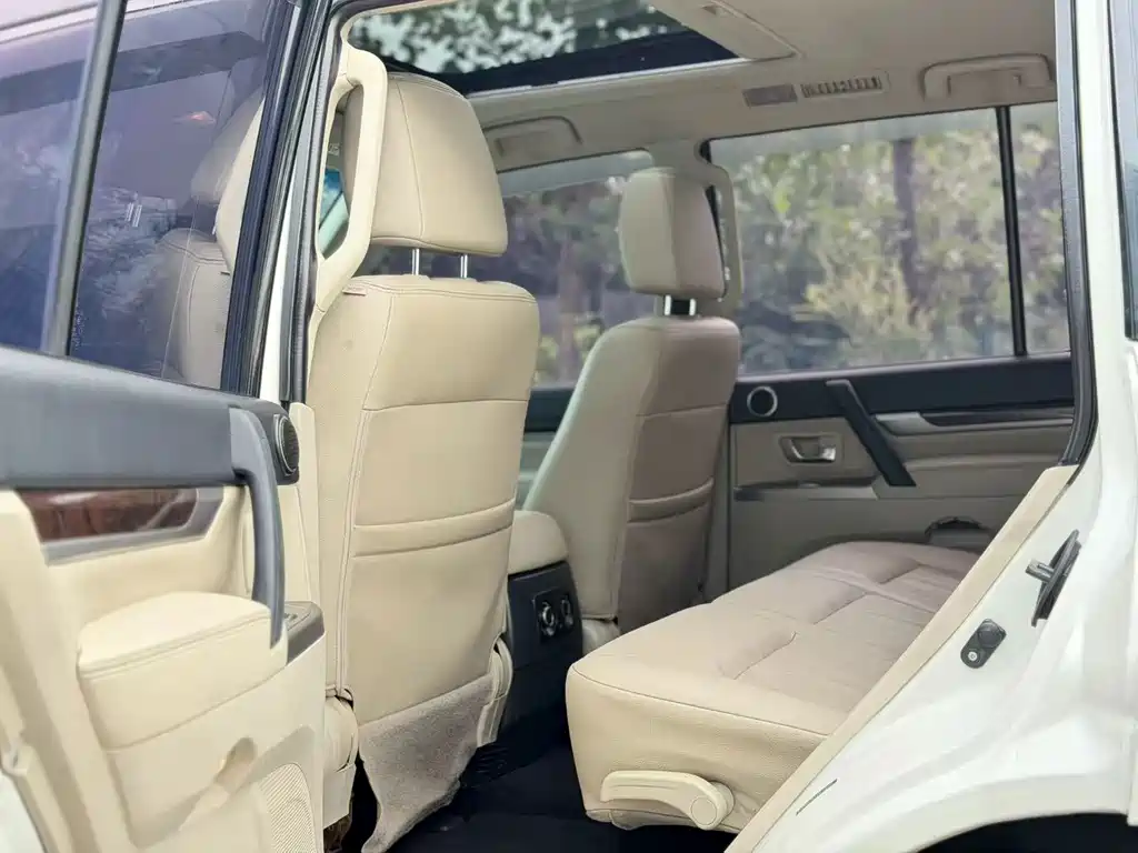 Mitsubishi Pajero (Import) — миниатюра 6