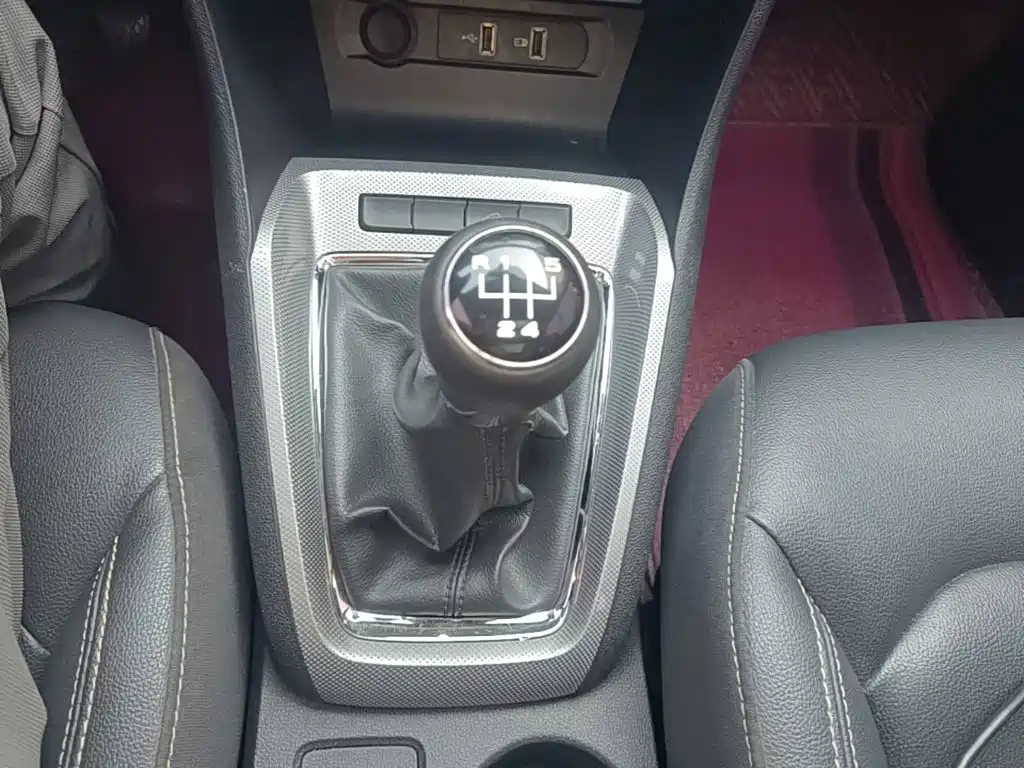 Roewe RX3 — миниатюра 14
