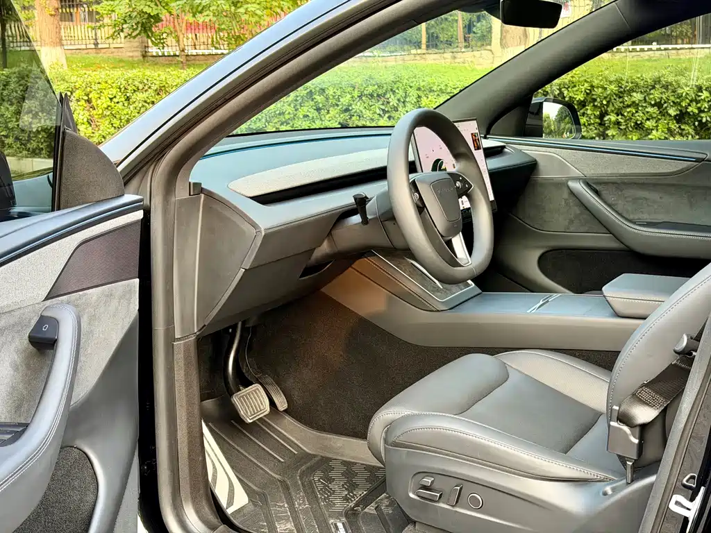 Tesla Model Y L — миниатюра 7