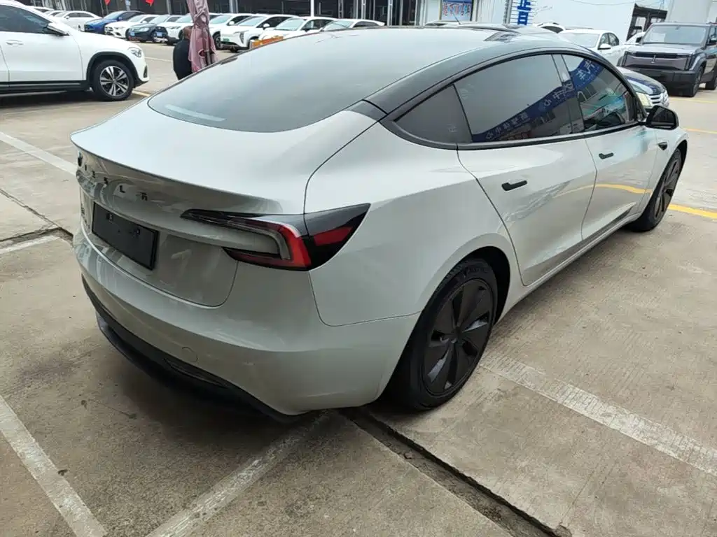 Tesla Model 3 — миниатюра 7