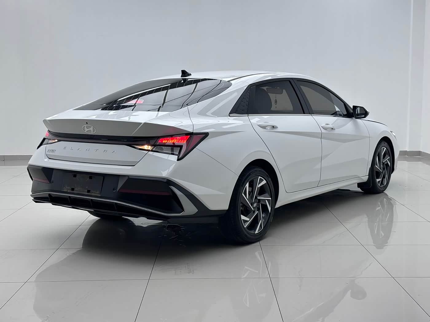 Hyundai Elantra 1.5 л 2023 г. Белый, пробег 21000 км