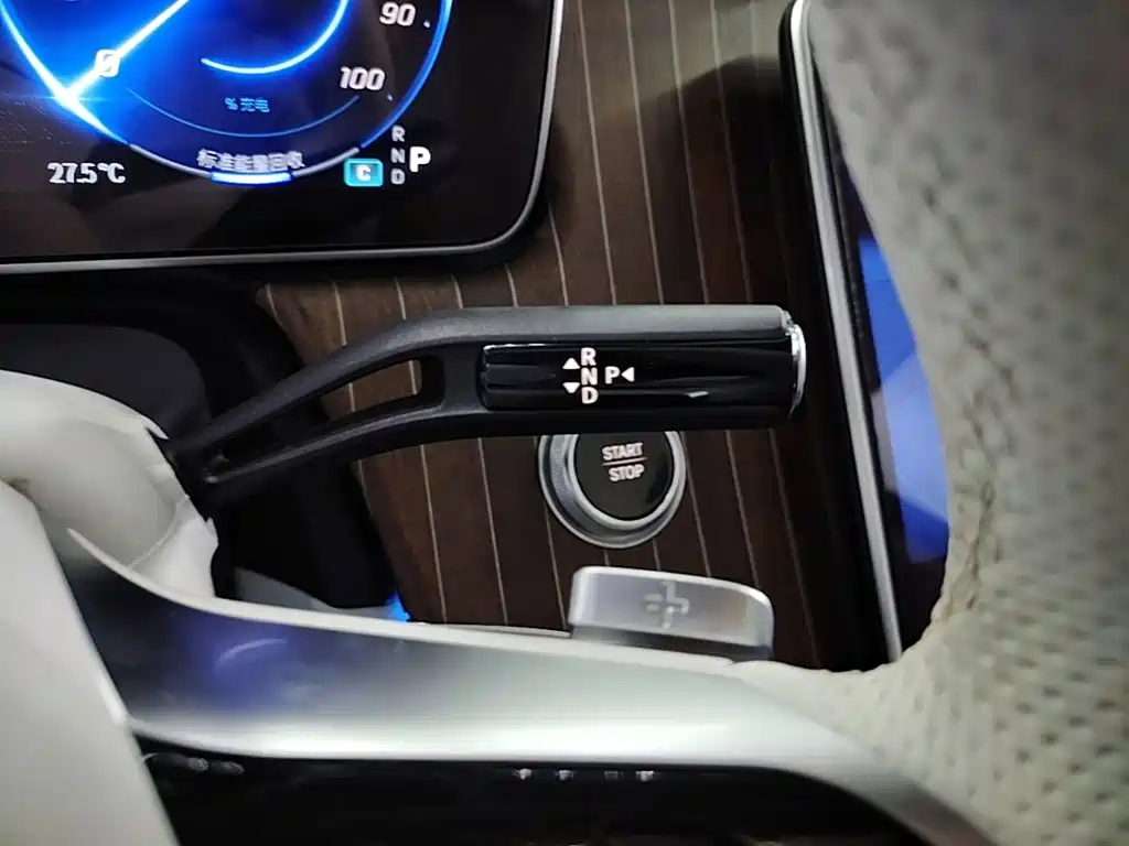 Mercedes-Benz EQE SUV — миниатюра 14