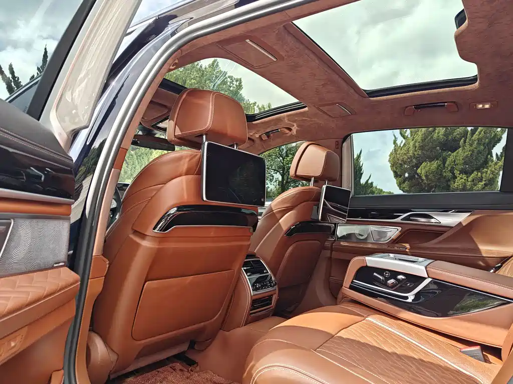 BMW 7 Series — миниатюра 9