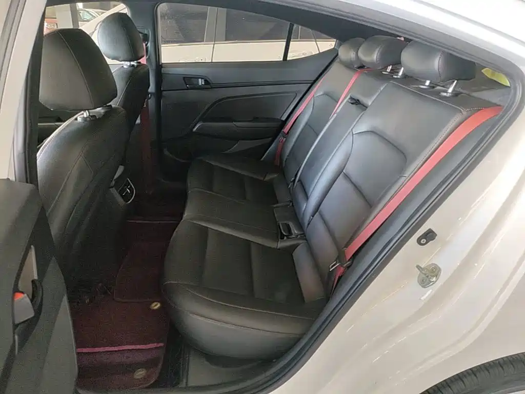 Hyundai Elantra — миниатюра 17