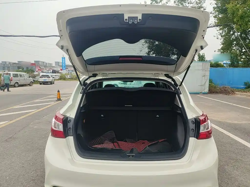 Nissan Tiida — миниатюра 19