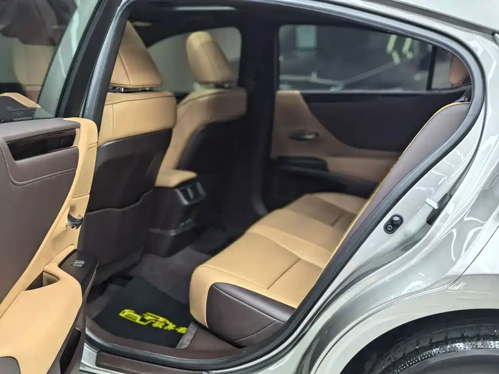 Lexus ES — миниатюра 11