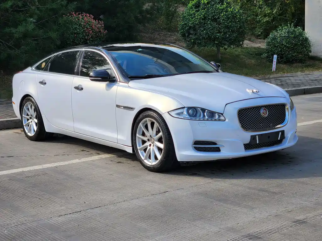 Jaguar XJ — миниатюра 3