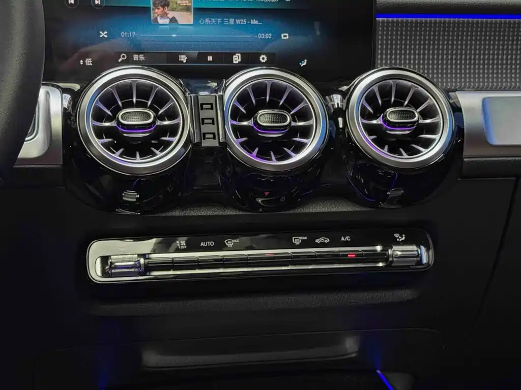 Mercedes-Benz GLB — миниатюра 11
