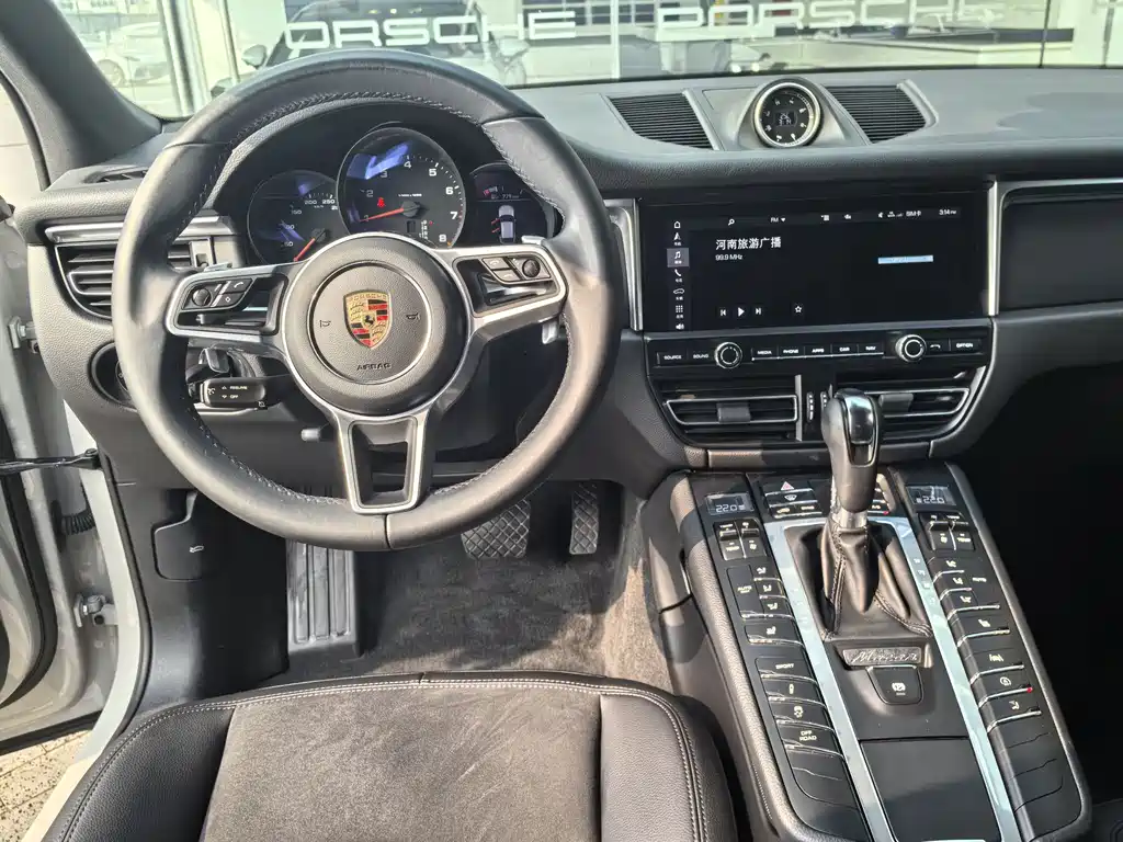 Porsche Macan — миниатюра 9