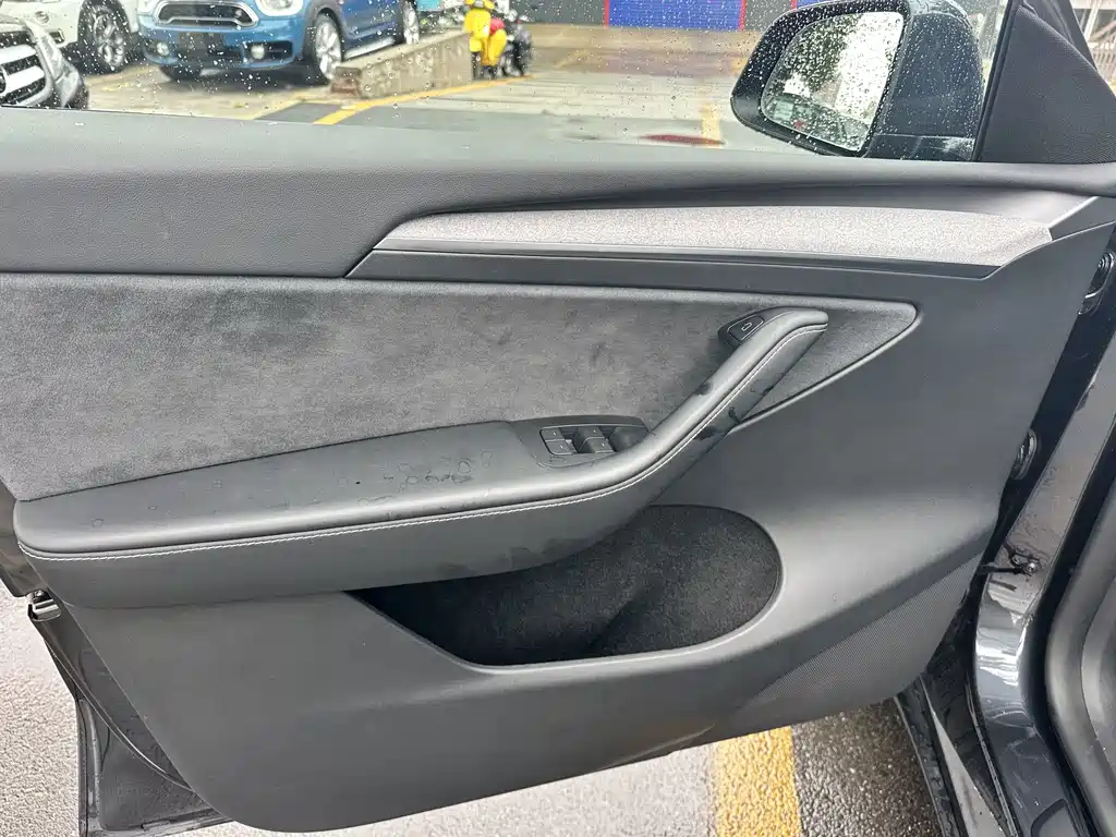 Tesla Model Y — миниатюра 3