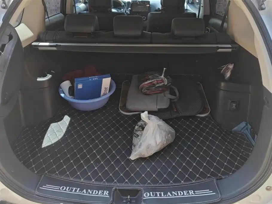 MITSUBISHI OUTLANDER
