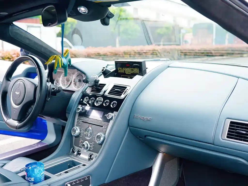 Aston Martin Virage — миниатюра 17
