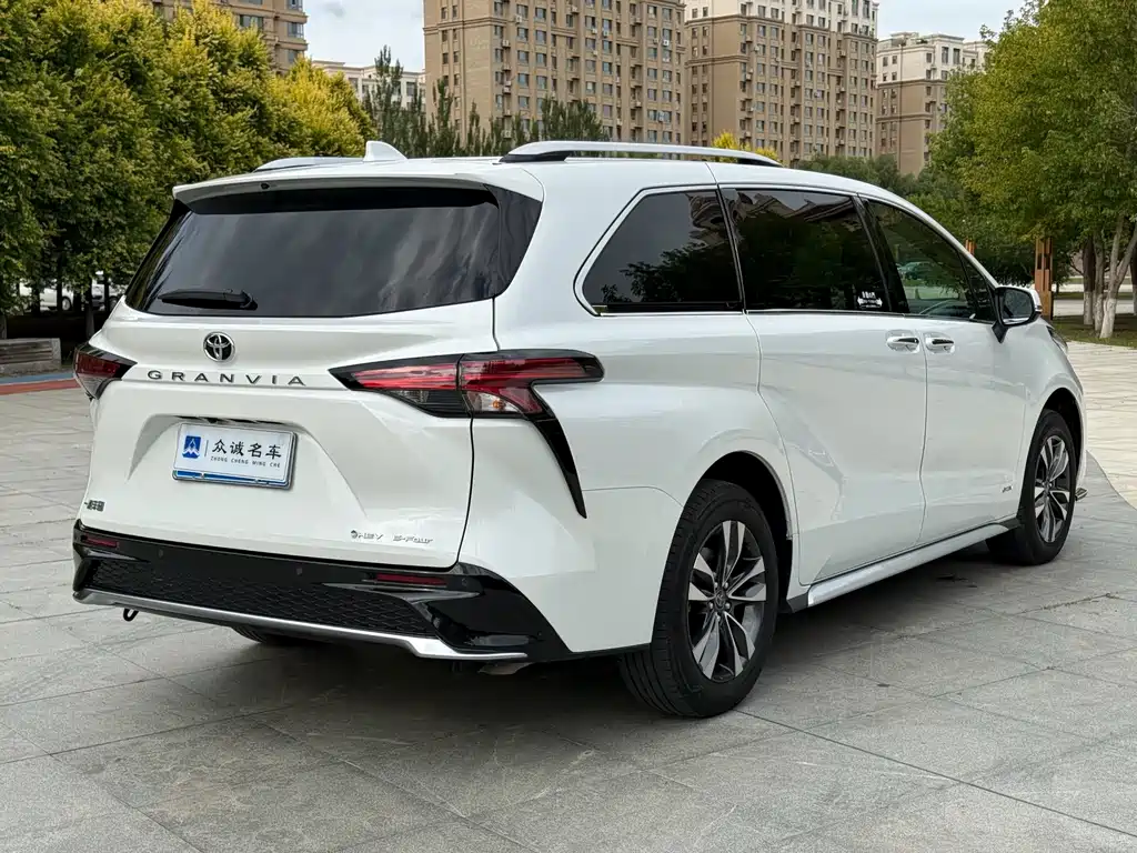 Toyota Granvia — миниатюра 9