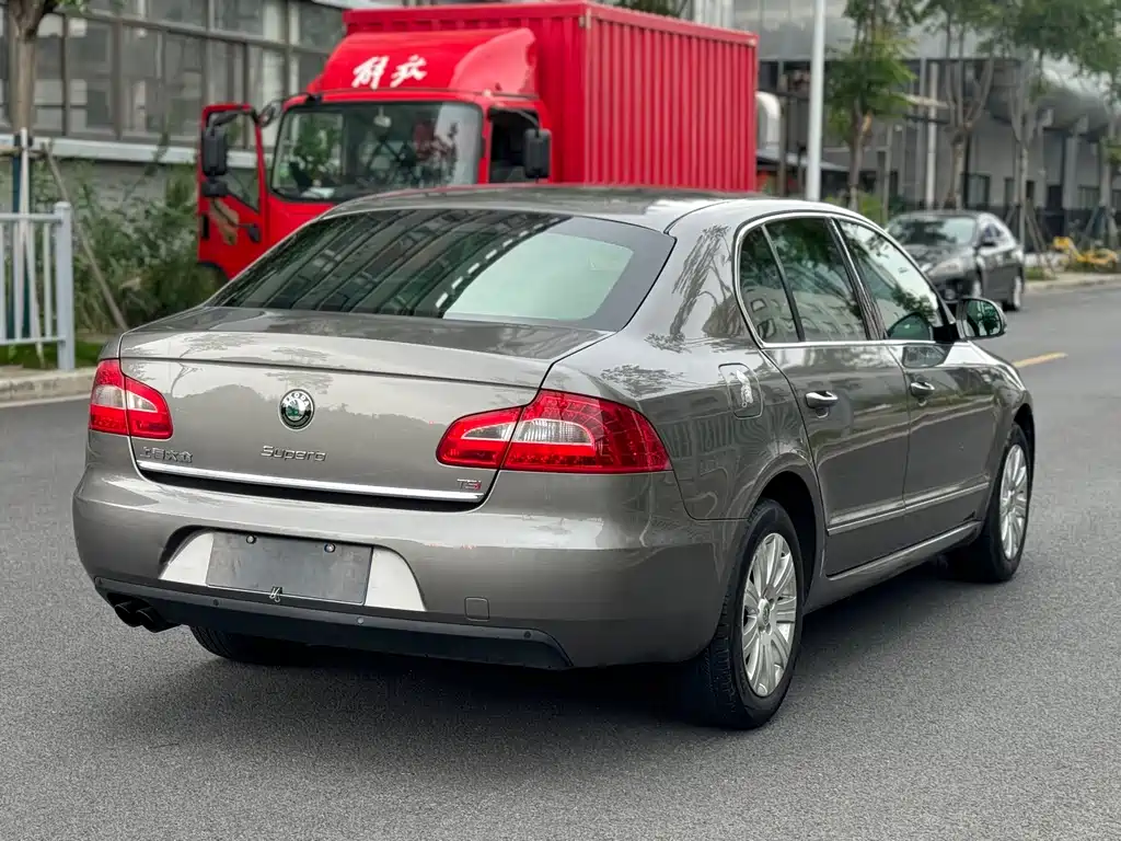 Skoda Superb — миниатюра 8