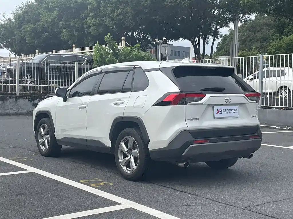 Toyota RAV4 — миниатюра 7