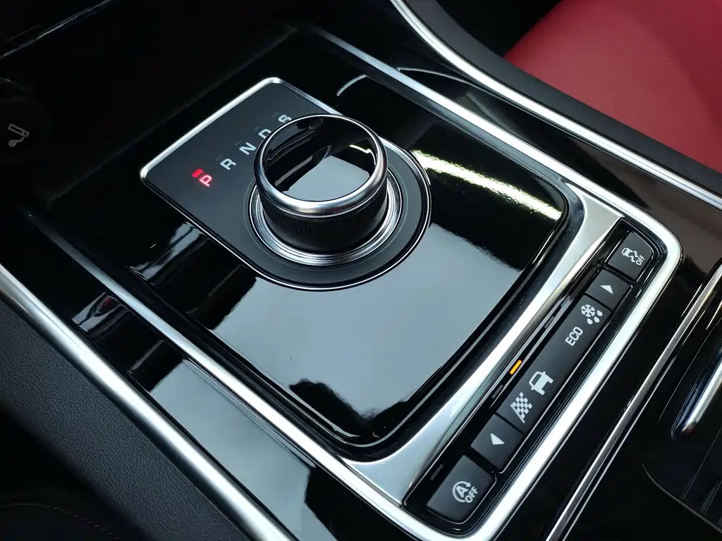 Jaguar XE — миниатюра 11