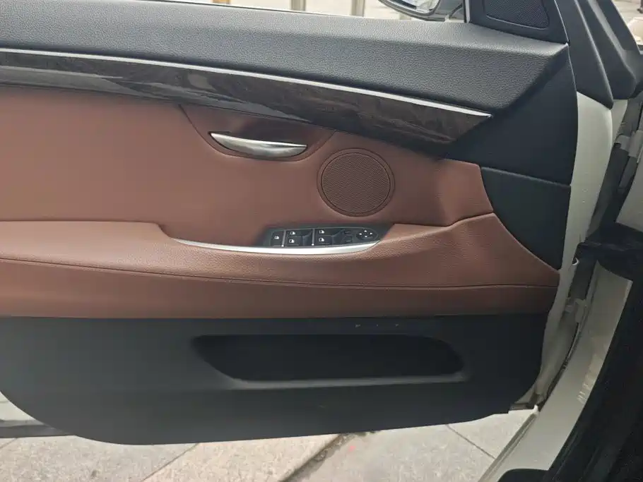 BMW 5 Series GT — миниатюра 7